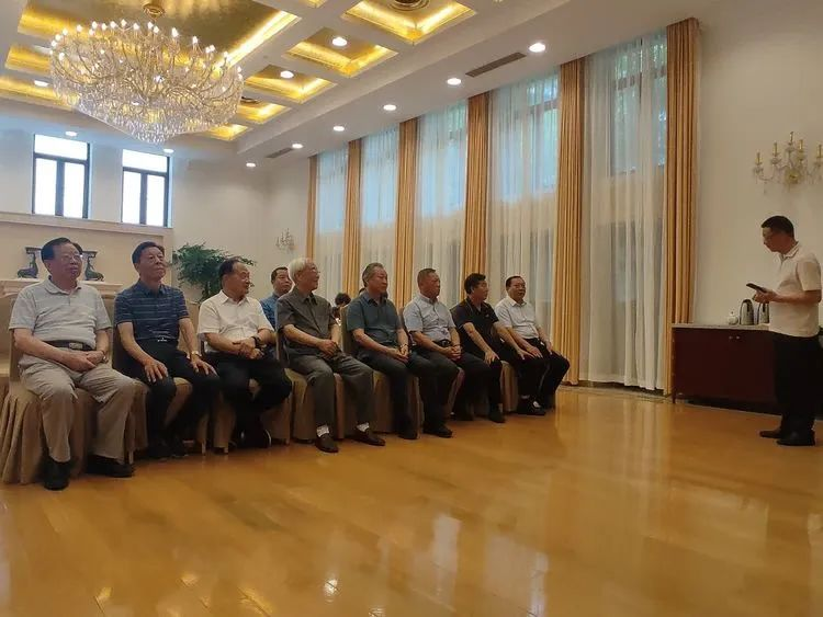 【快訊】集團(tuán)董事長(zhǎng)劉書華參加淮安市洪澤區(qū)愛(ài)心助學(xué)基金會(huì)顧問(wèn)聘任匾牌發(fā)放儀式